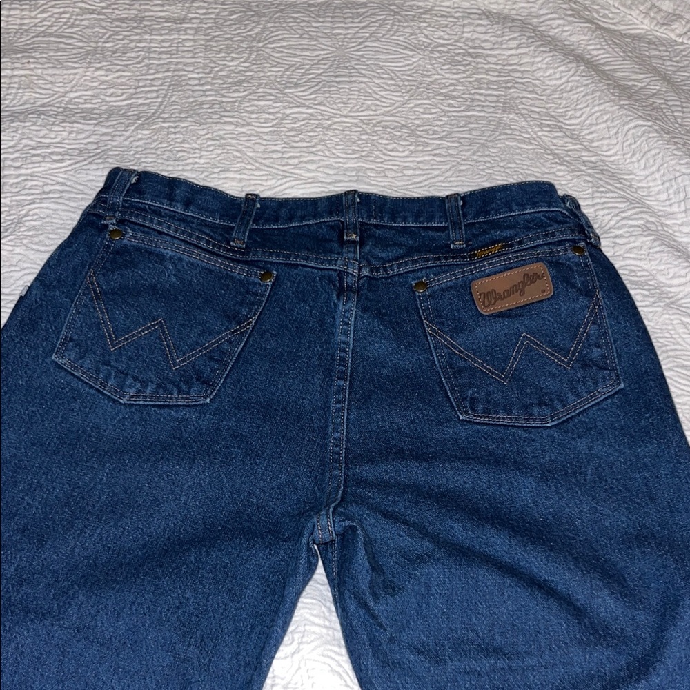 Wrangler Men's Indigo Blue Relaxed Jeans with Signature Back Pockets